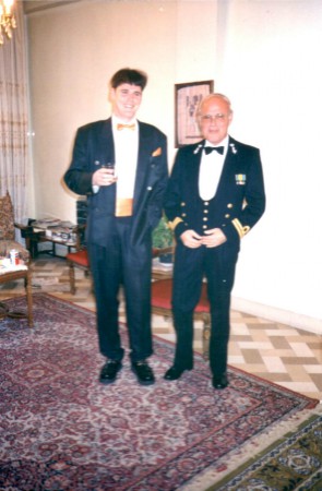 Pa en zoon geprepareerd voor het feest